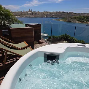 Unique Seafront Triplex Penthouse With Panoramic Bedroom & Rooftop Jacuzzi Overlooking Valletta Appartamento Sliema